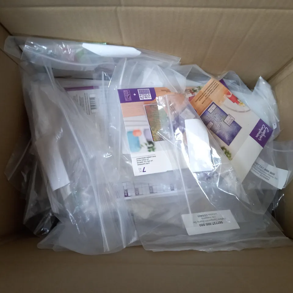 BOX OF APPROX 50 ASSORTED CRAFT ITEMS TO INCLUDE CRAFTERS COMPANION PAPER PAD, SPECTRUM NOIR METALLIC TWIN TIP MARKERS, TOTALLY TIFFANY POP UP TRASH CAN, ETC. 