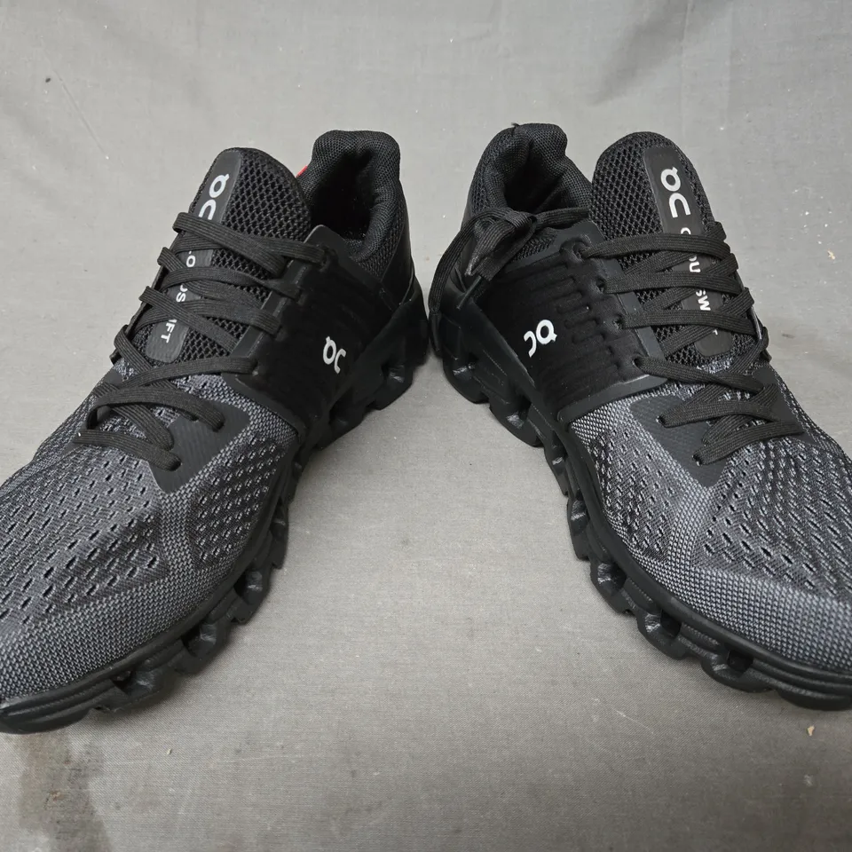 PAIR OF ON CLOUDSWIFT SHOES IN BLACK/CHARCOAL UK SIZE 8