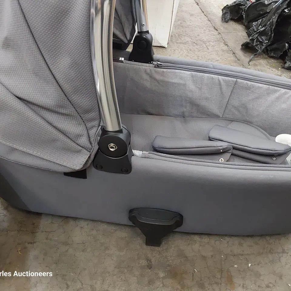 MAMAS & PAPAS CARRYCOT & STROLLER SEAT GREY