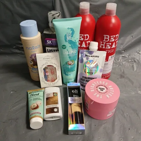 APPROXIMATELY 20 ASSORTED HEALTH & BEAUTY PRODUCTS TO INCLUDE BEDHEAD SHAMPOO & CONDITIONER, SLOW SUNDAY HAIR MASK, SOAP & GLORY BODY BUTTER, ETC