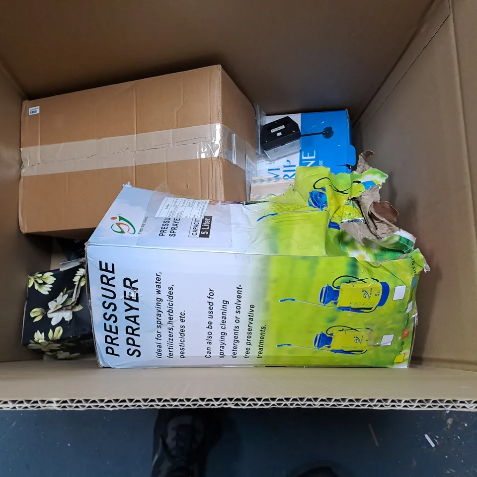 APPROXIMATELY 15 HOUSEHOLD ITEMS TO INCLUDE STEAM EYE MASKS, GIRAFFE WALL ORNAMENTS AND A JEWELLERY ORGANISER