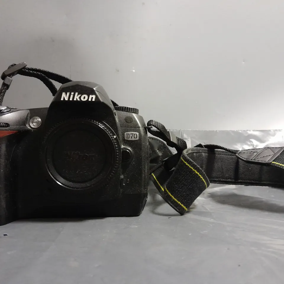 NIKON D70 DIGITAL CAMERA IN BLACK WITH STRAP