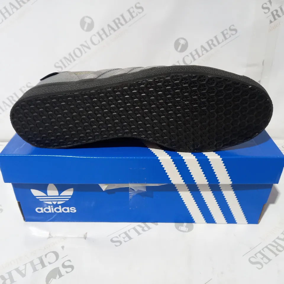 NIKE GAZELLE GREY SIZE 8