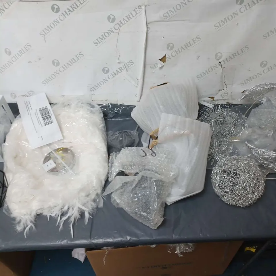 APPROXIMATELY 5 UNBOXED ASSORTED LIGHT PENDANTS IN VARIOUS STYLES ETC. 
