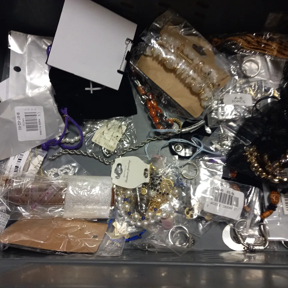 LOT OF ASSORTED JEWELLERY AND WATCH ITEM STO INCLUDE PHILIP JONES AND JOHN RICHARDS