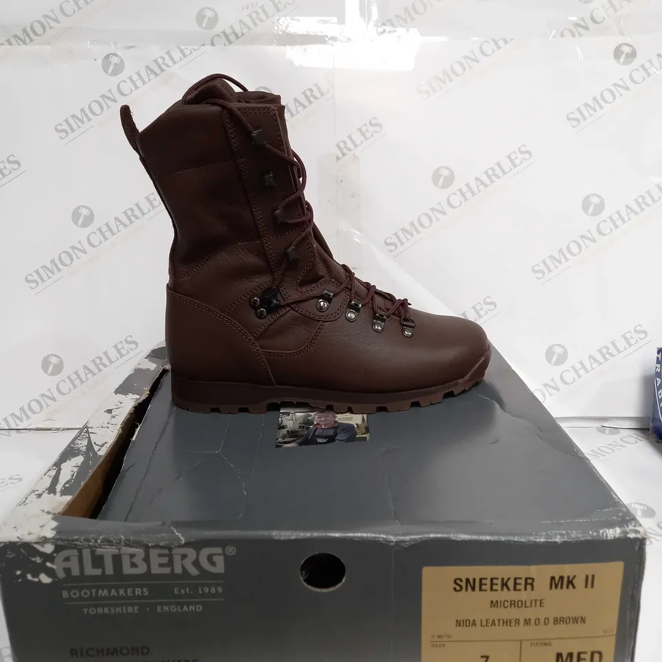 BOXED ALTBERG BOOTMAKER SNEEKER MK II MICROLITE - SIZE 7