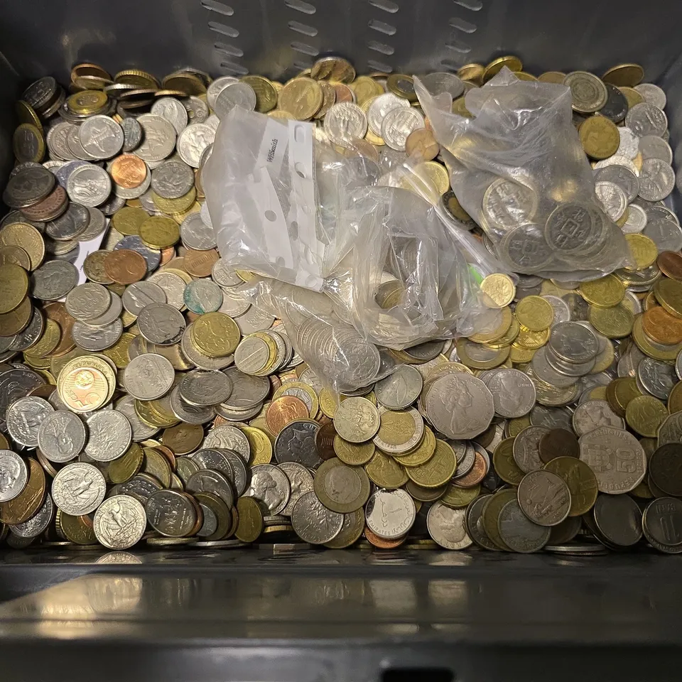 TOTE OF LARGE AMOUNT OF ASSORTED COINS & CURRENCIES 