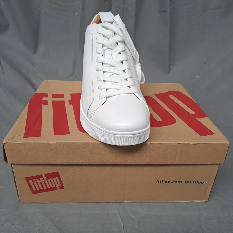 BOXED PAIR OF FITFLOP RALLY LEATHER SHOES IN WHITE UK SIZE 6.5