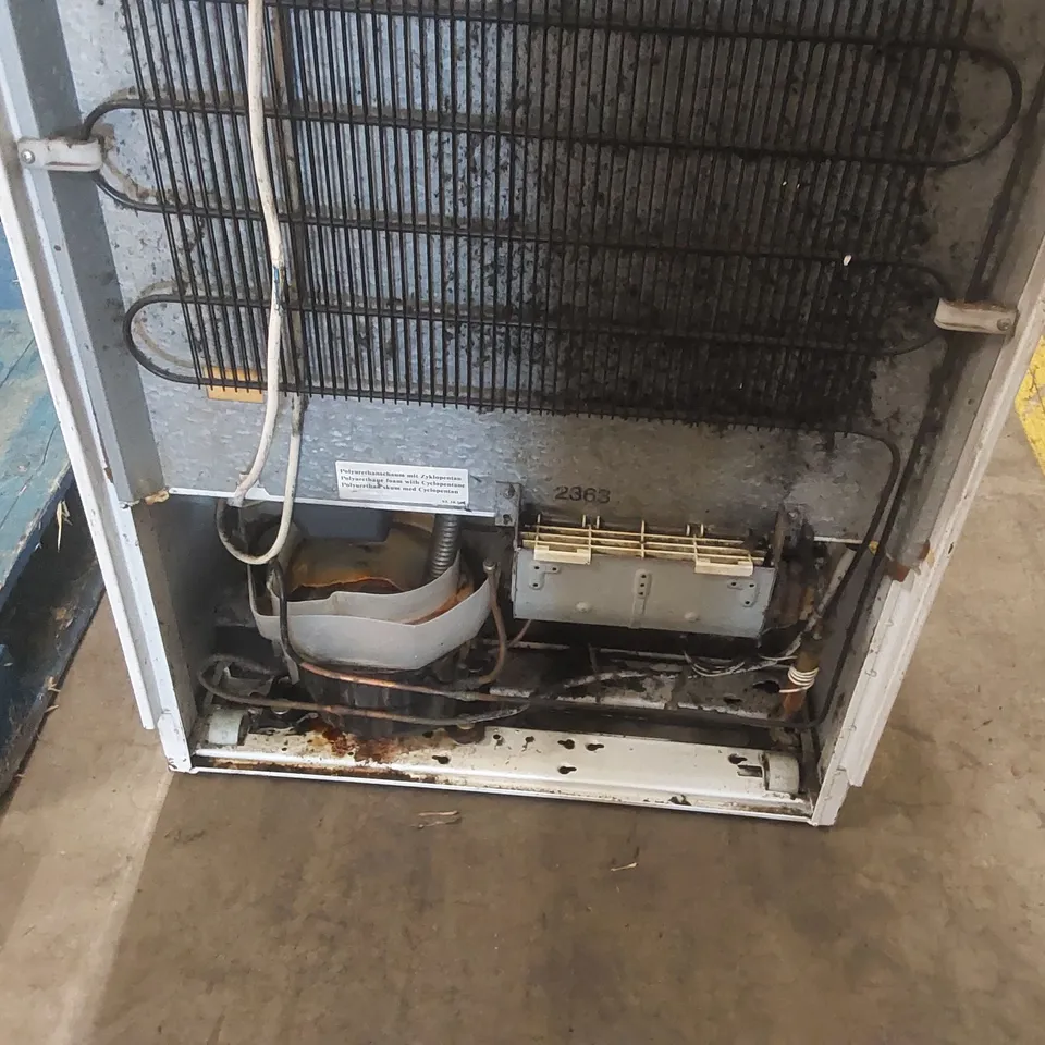 TEFCOLD GLASS FRONT UPRIGHT FRIDGE