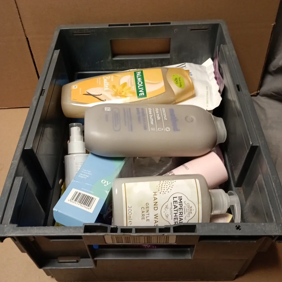 TOTE OF APPROXIMATELY 20 ASSORTED COSMETIC ITEMS TO INCLUDE WESTLAB EPSOM MUSCLE SOAK BATH SALT, PALMOLIVE, METHOD BODY WASH, IMPERIAL LEATHER HAND WASH, HAIRBURST LEAVE IN TREATMENT MASK ETC