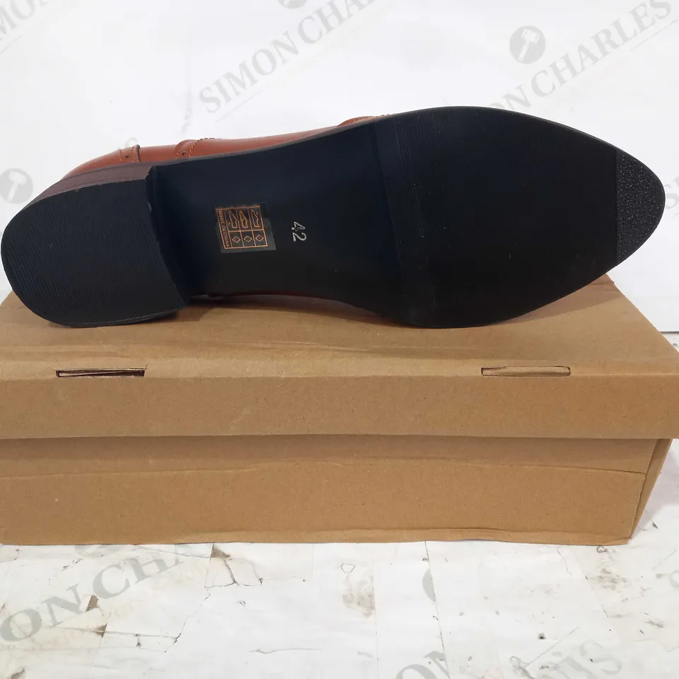 BOXED PAIR OF DESIGNER LEATHER LACE UP SHOES IN BROWN EU SIZE 42