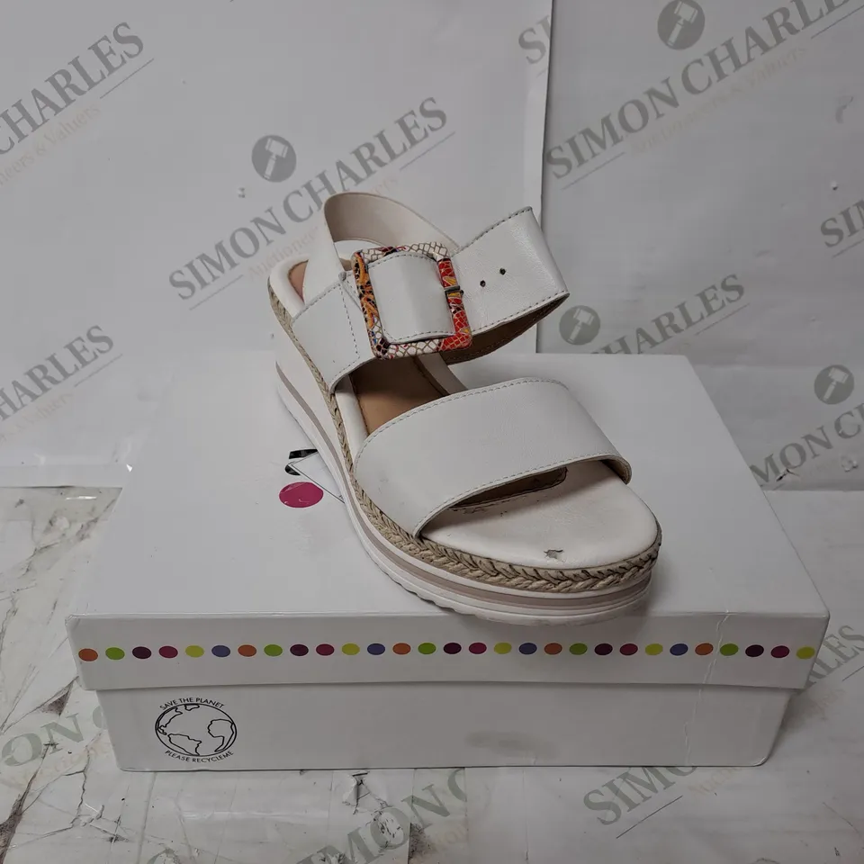 ADESSO WEDGE SANDALS WHITE SIZE 5