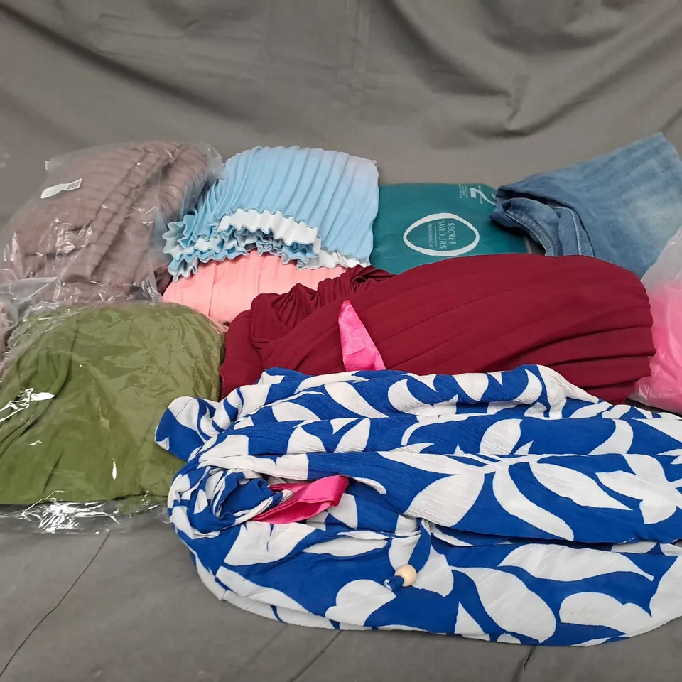 BOX OF ASSORTED CLOTHING ITEMS IN VARIOUS COLOURS, SIZES AND STYLES