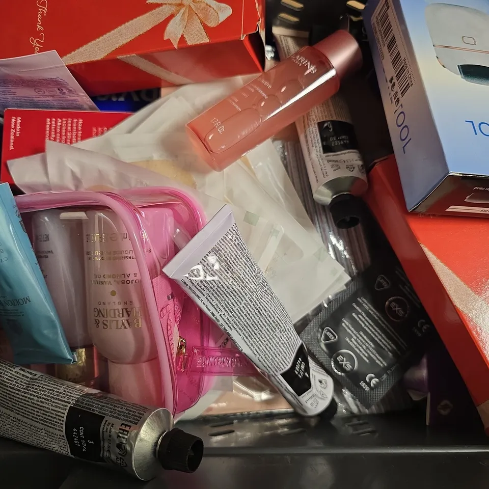 APPROXIMATELY 15 ASSORTED COSMETIC ITEMS TO INCLUDE SHÉEBA, CLARINS, ETC - COLLECTION ONLY