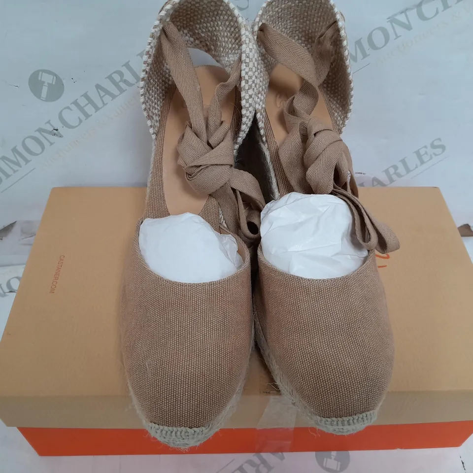 BOXED PAIR OF CAITANER CARINA RAISED HEEL SHOES IN BEIGE - UK 5