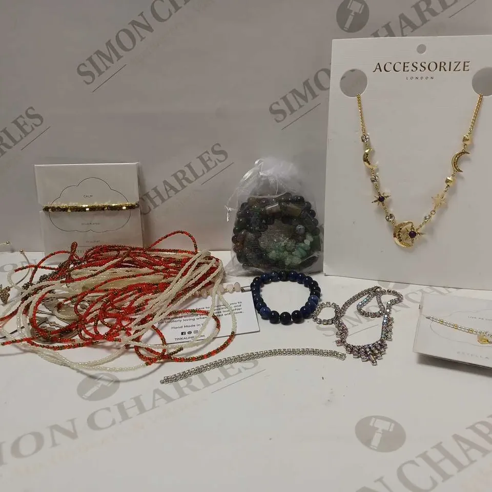 LOT OF APPROX 20 ASSORTED JEWELLERY ITEMS TO INCLUDE BUTTERFLY HEADBAND, ESTELLA BARTLETT LIVE AS YOU DREAM NECKLACE, BLUE BEADED BRACELET, ETC