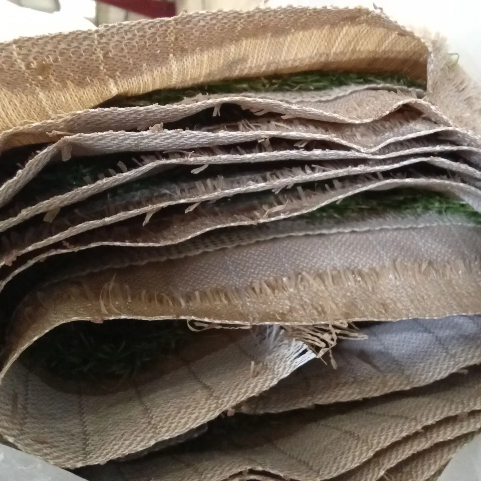 ROLL OF QUALITY ROYAL GRASS - ALLURE 200 FAKE GRASS // APPROX SIZE: 5.5 x 2m