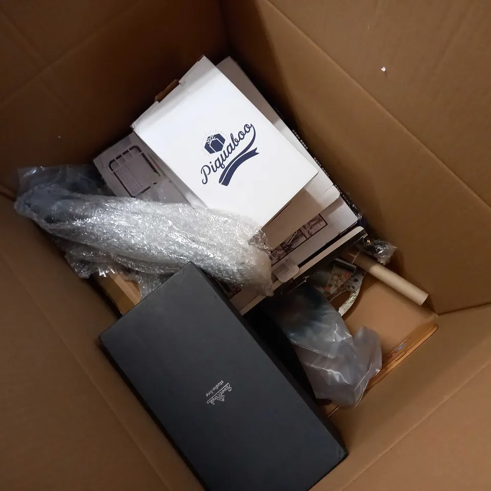 LARGE BOX OF APPROXIMATELY 20 ASSORTED HOUSEHOLD ITEMS TO INCLUDE: HOOVER PARTS, FIRE BLANKET, BIN LID