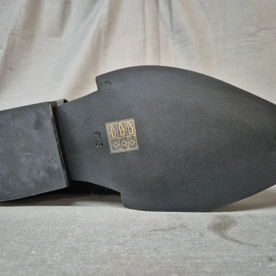 BOXED PAIR OF KOI SOULRENDER MEN'S HARDWARE COWBOY BOOTS IN BLACK/ANTIQUE BRONZE UK SIZE 9