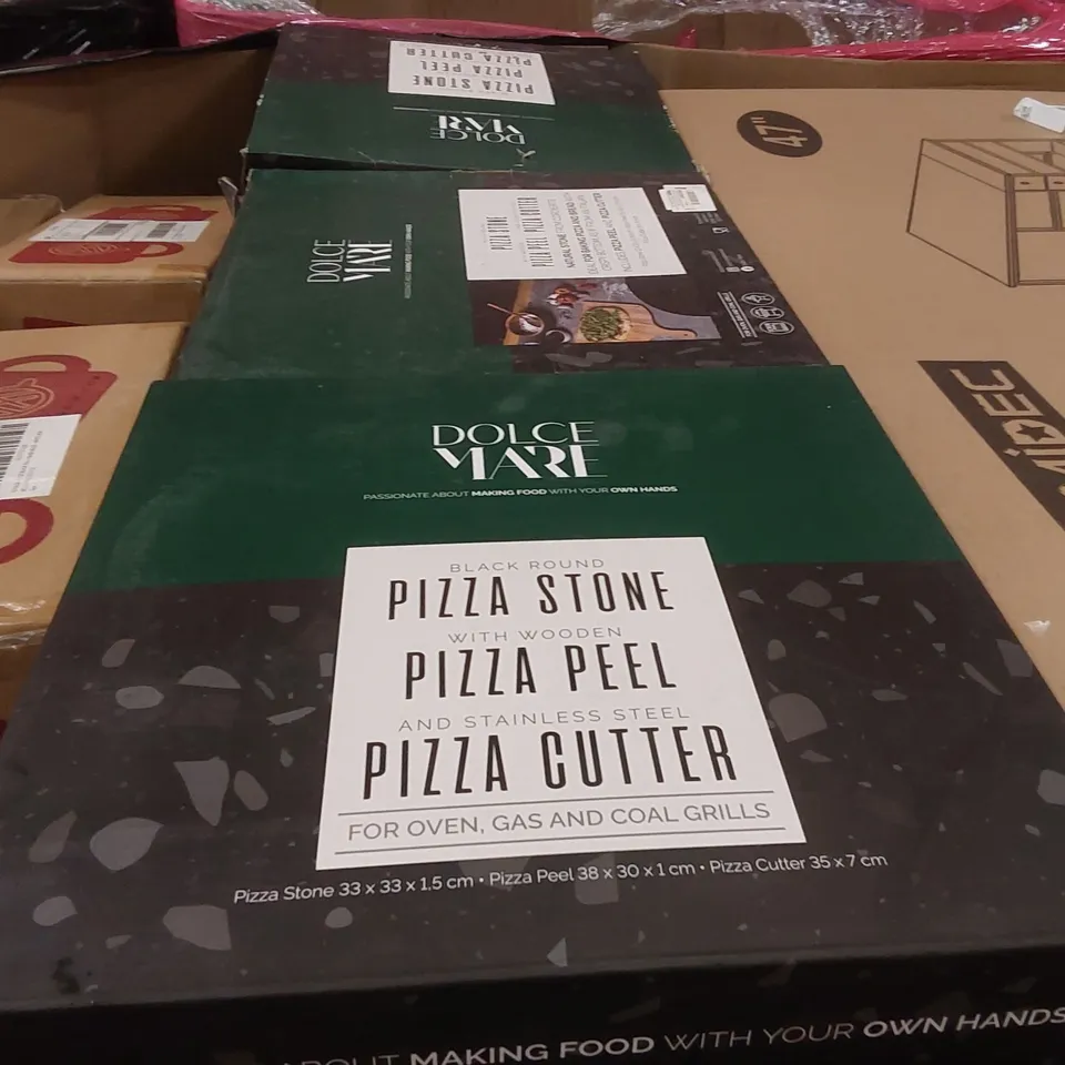 PALLET OF ASSORTED BOXED ITEMS INCLUDING: HOMIDEC DESKS, DOLCE MARE PIZZA STONES, MUGS ECT