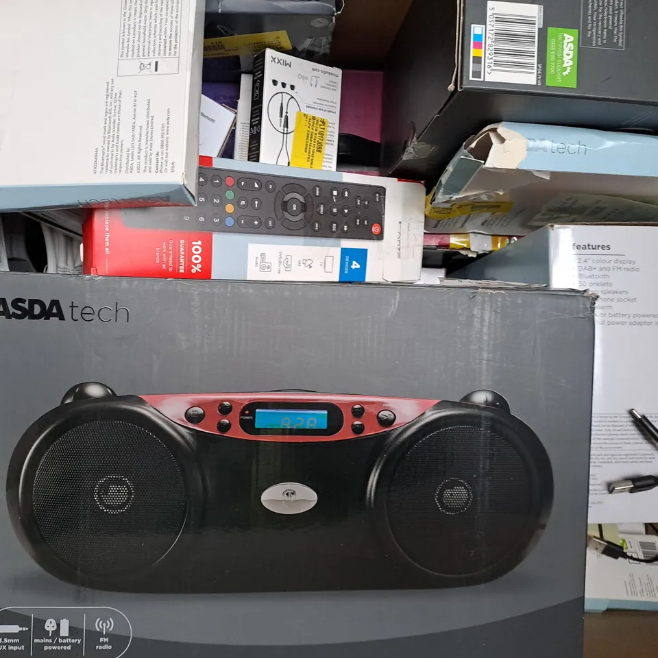 BOX OF APPROXIMATELY 30 ASSORTED ELECTRICAL ITEMS TO INCLUDE HDMI CABLE, LED COLOUR BAR, WIRELESS EARBUDS, ETC