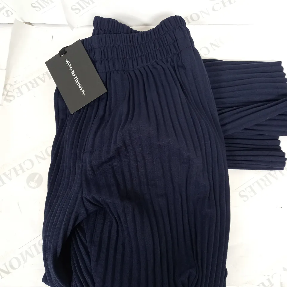 MANIERE DE VOIR PLEATED TROUSERS IN NAVY SIZE M/L