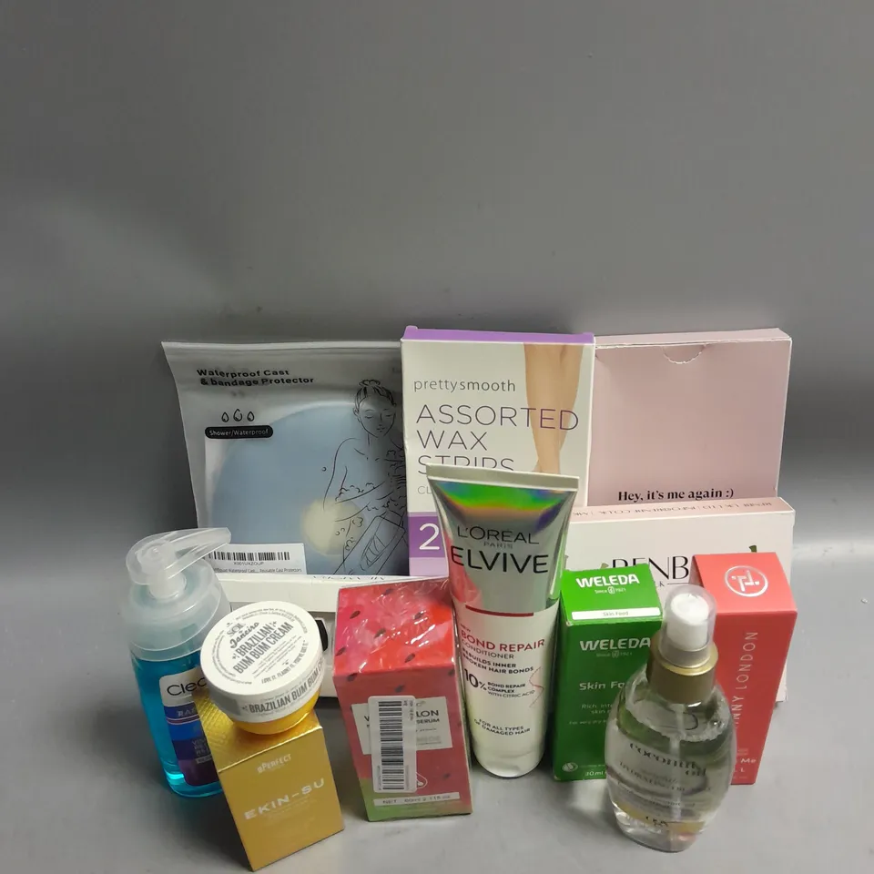 BOX OF APPROXIMATELY 15 COSMETIC ITEMS TO INCLUDE - CLEARASIL RAPID ACTION GEL WASH - WELEDA SKIN FOOD - L'OREAL BOND REPAIR CONDITIONER ETC 