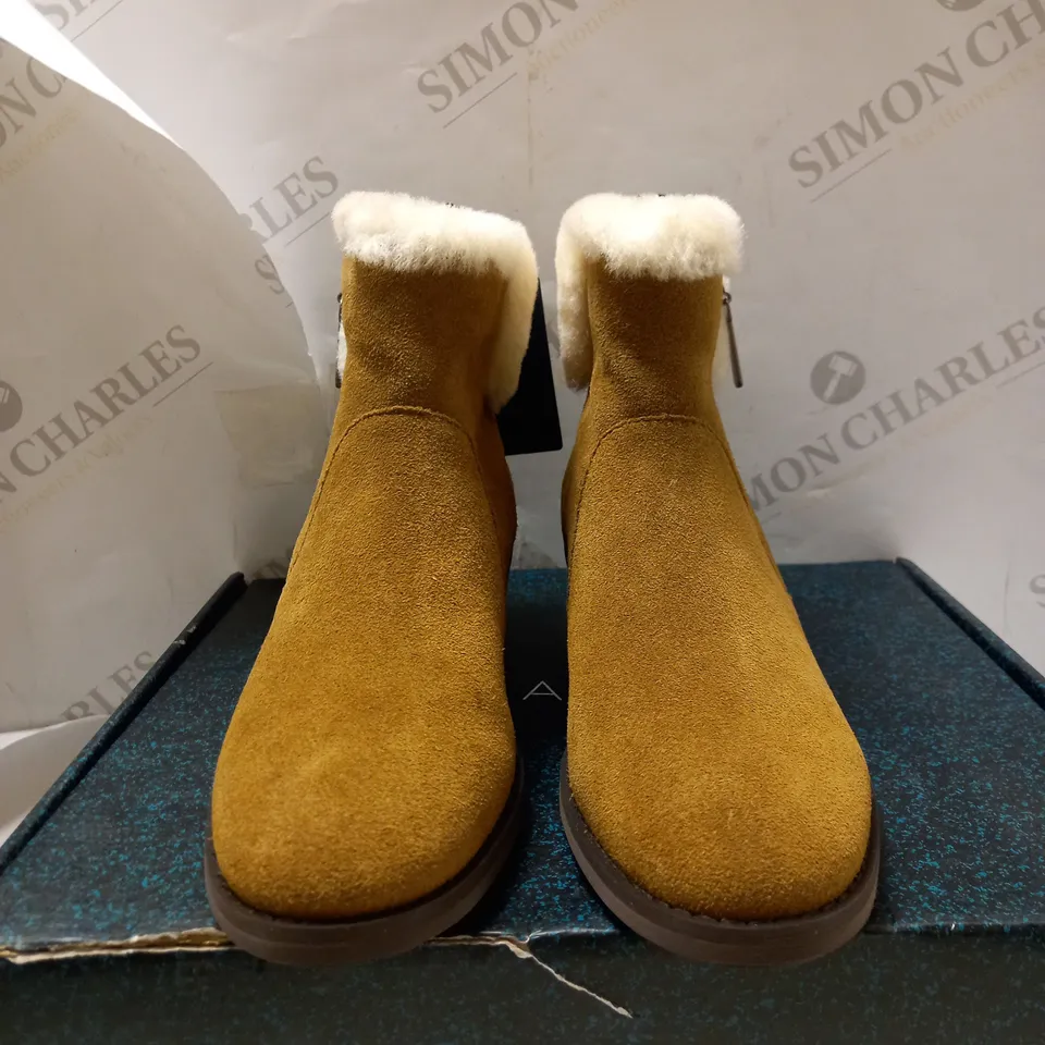 EMU AUSTRAILIA CHESTNUT EXPLORE BOOTS - SIZE 5