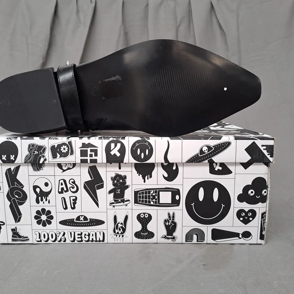 BOXED PAIR OF KOI SILENT BANDIT MEN'S COWBOY BOOTS IN BLACK UK SIZE 11