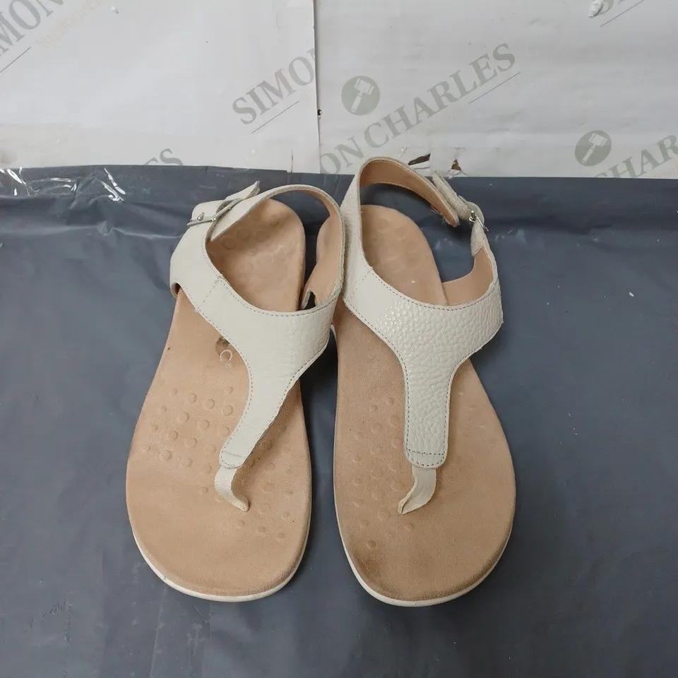 VIONIC LADIES SANDALS CREAM SIZE 7