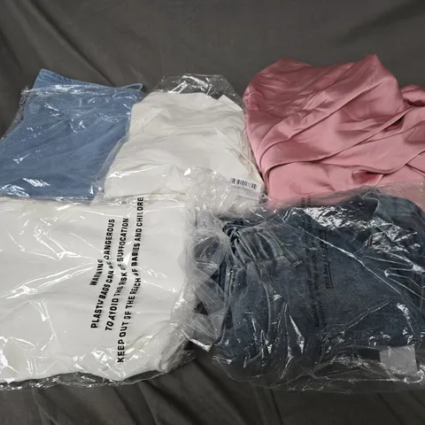 APPROXIMATELY 20 ASSORTED CLOTHING ITEMS IN VARIOUS STYLES AND SIZES 