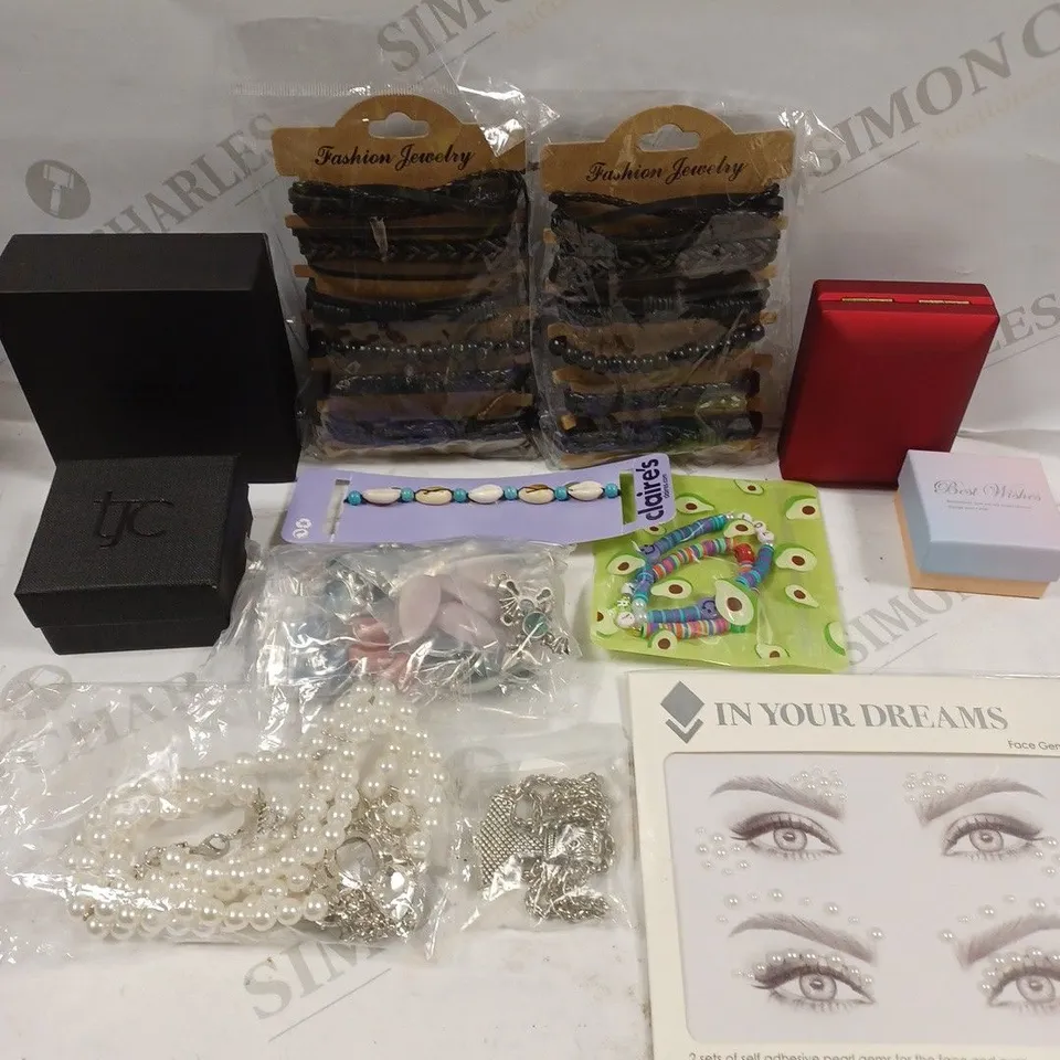 BOXED LOT TO CONTAIN APPROX. 20 X ASSORTED ITEMS OF JEWELLERY. INCLUDES NECKLACES, BRACELETS ETC. BRANDS VARY 