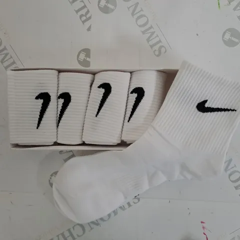 BOXED PAIR OF 5 NIKE ANKLE SOCKS IN WHITE