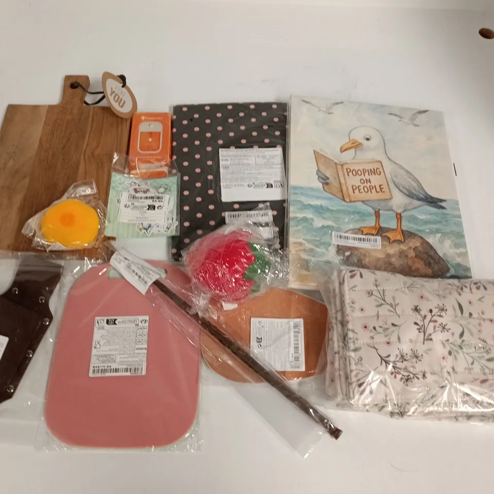 LARGE QUANTITY OF ASSORTED HOUSEHOLD ITEMS TO INCLUDE CANVAS ART, CHOPPIING BOARD AND PLAY WAND