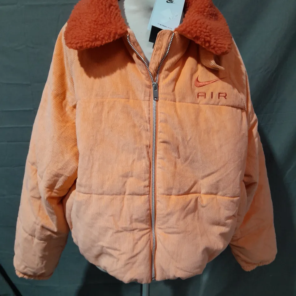 NIKE THERMA-FIT LOOSE FIT ZIP THROUGH WOMENS JACKET IN ORANGE - XL