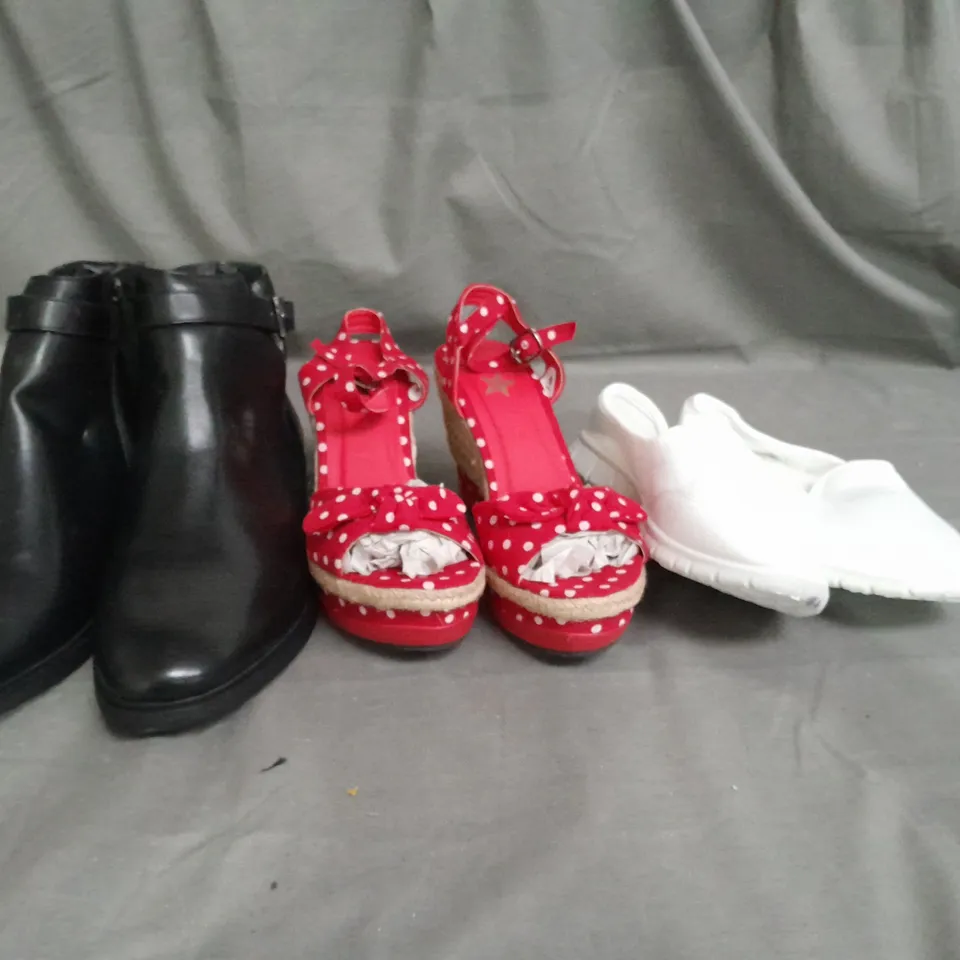 APPROXIMATELY 10 PAIRS OF ASSORTED WOMEN SHOES IN VARIOUS STYLES AND SIZES 