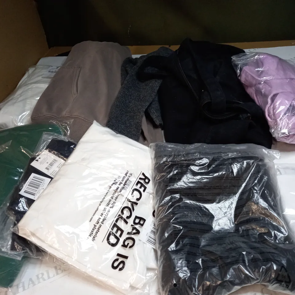 MEDIUM BOX OF 10 ASSORTED CLOTHING ITEMS TOO INCLUDE -SHIRTS , JEANS AND SHORTS 