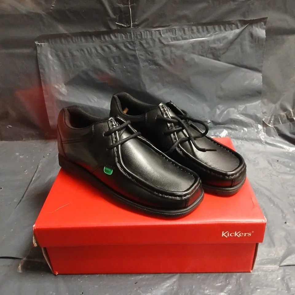 KICKERS MEN'S BLACK LEATHER SHOES – ON RED KICKERS BOX EU 39