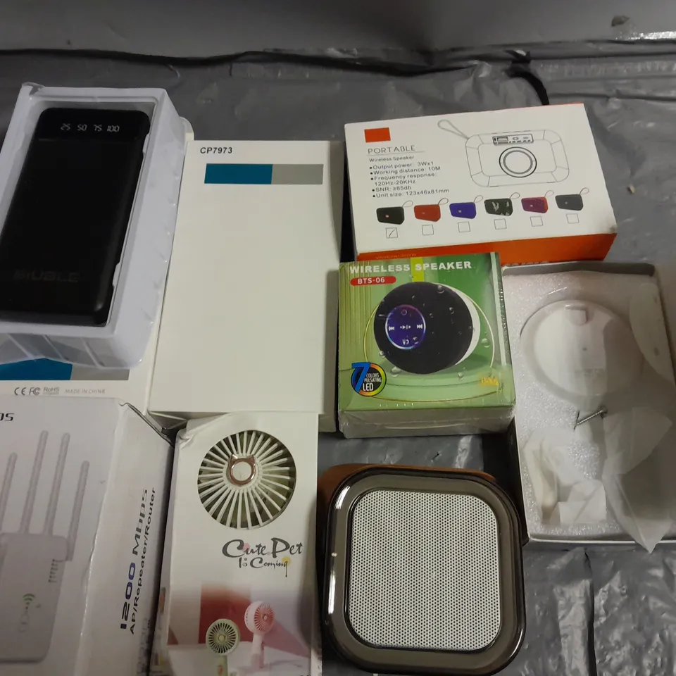 LOT OF 8 ASSORTED TECH ITEMS TO INCLUDE POWERBANKS, WIRELESS SPEAKER AND WIFI REPEATER