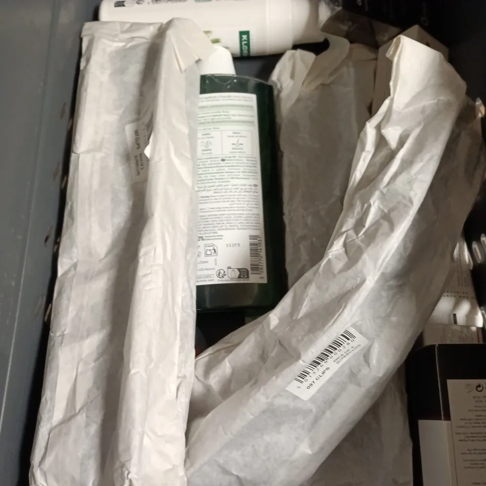 APPROXIMATEY 20 ASSORTED HEALTH AND BEAUTY PRODUCTS TO INCLUDE - SUDOCREM HEALING CREAM - GARNIER IDEAL BRONZE SPRAY AND AVEENO BODY WASH