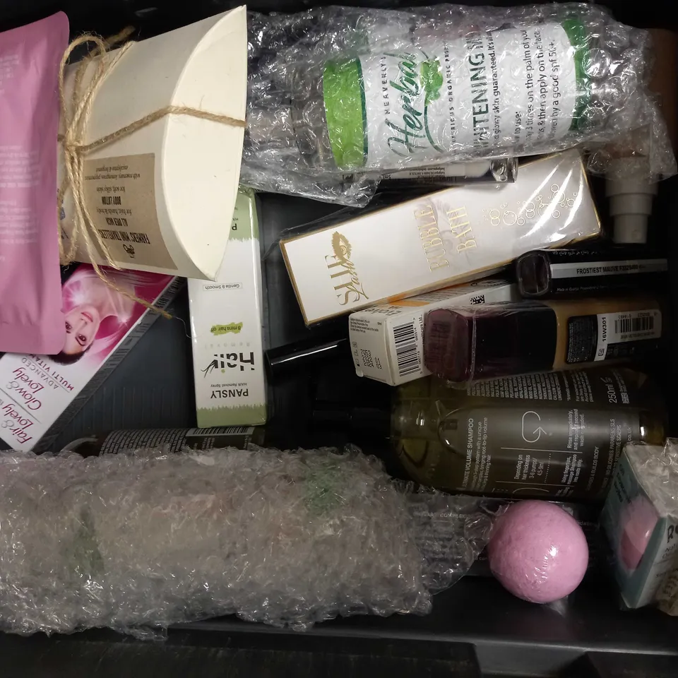 LOT OF APPROXIMATELY 20 ASSORTED HEALTH & BEAUTY ITEMS, TO INCLUDE VIVIAN GRAY, BYBI, LIPSTICK, ETC