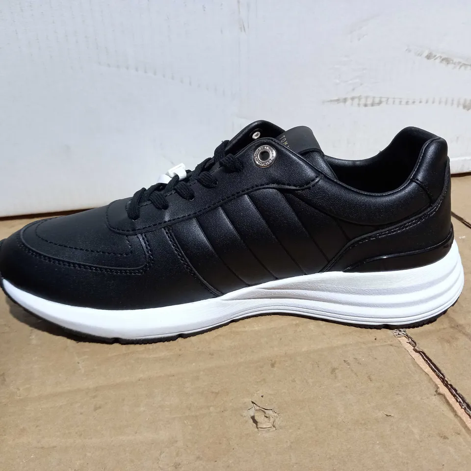 BOXED TOMMY HILFIGER PAIR OF BLACK TRAINERS UK SIZE 6