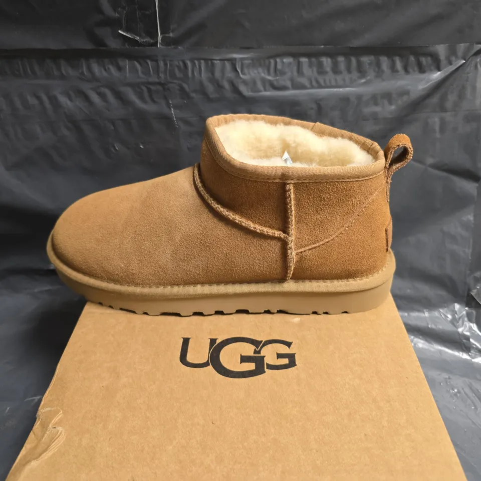 UGG WOMEN’S MINI BAILEY BUTTON II BOOTS – CHESTNUT, UK 7 (US 9, EU 40)