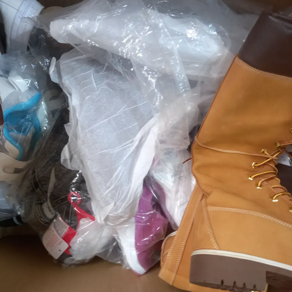 BOX OF APPROXIMATELY 15 ASSORTED PAIRS OF SHOES AND FOOTWEAR ITEMS IN VARIOUS STYLES AND SIZES TO INCLUDE SPEEDO, FITFLOP, DOLLY WEARS, ETC