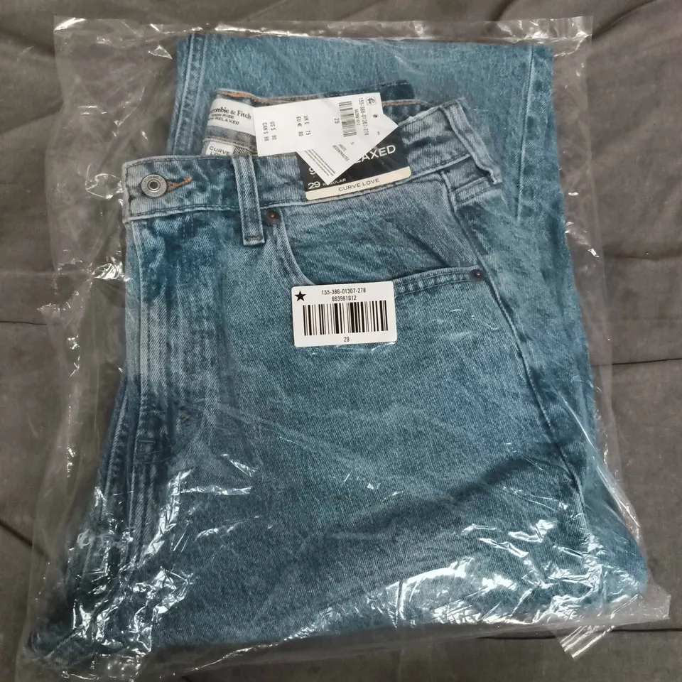 BAGGED ABERCROMBIE & FITCH HIGH RISE 90S RELAXED CURVE LOVE JEANS IN BLUE - SIZE 29