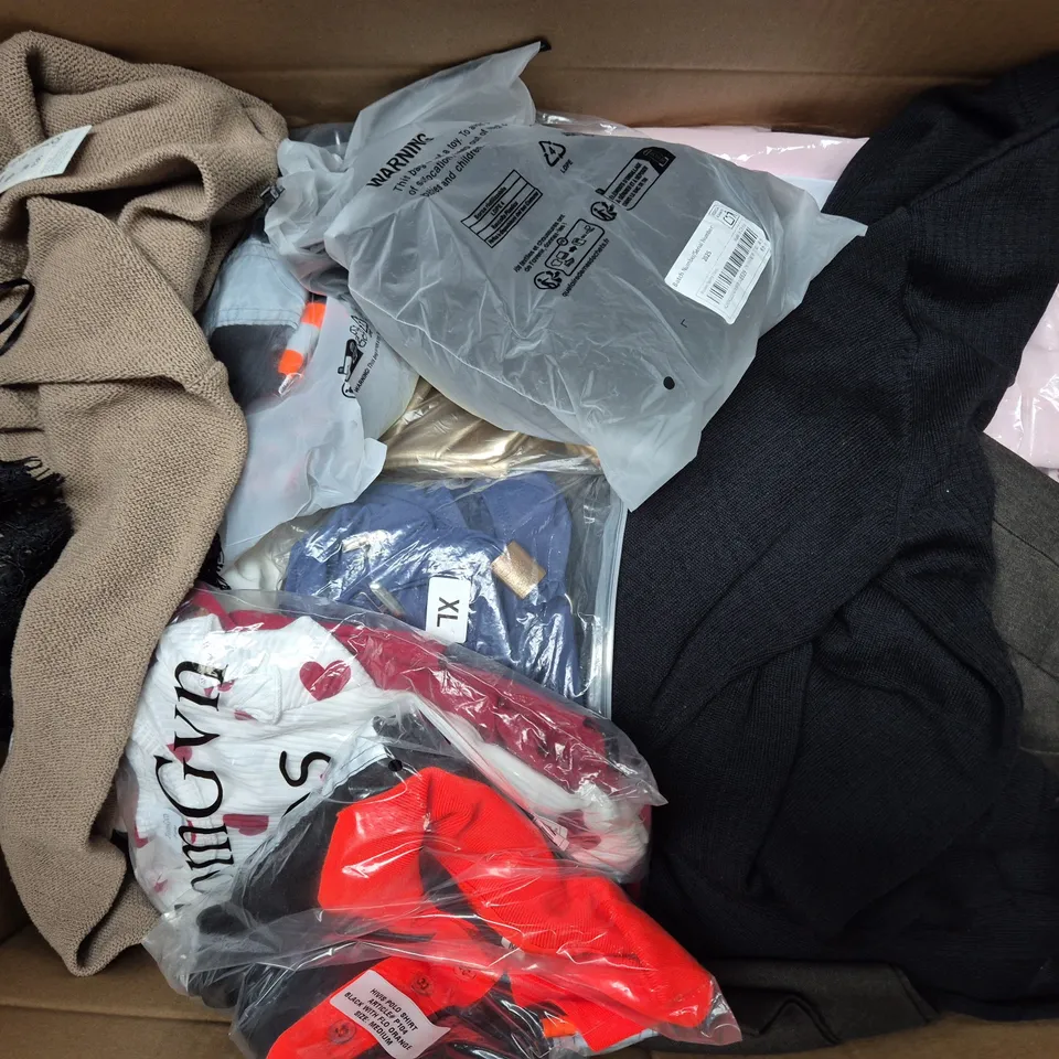 APPROXIMATELY 35 ASSORTED CLOTHING ITEMS IN VARIOUS SIZES, STYLES & COLOURS TO INCLUDE BRANDS SUCH AS STRTEEN, TOMGVN, EGO, ETC - COLLECTION ONLY