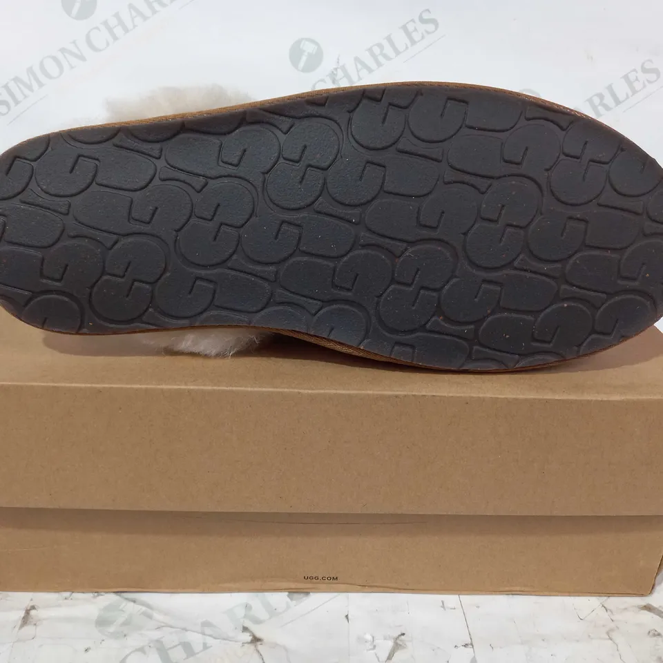 BOXED PAIR OF UGG FAUX FUR LINED SLIPPERS IN BROWN UK SIZE 8