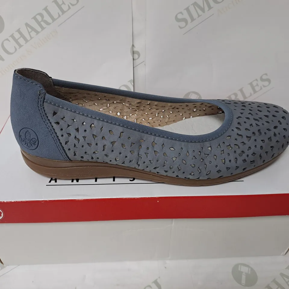 BOXED RIEKER BLUE HOLED PUMPS SIZE 5