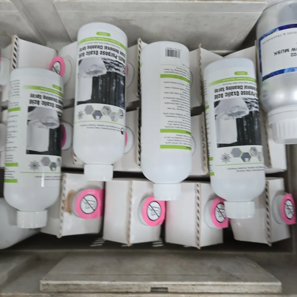 APPROXIMATELY 20 ASSORTED LIQUIDS TO INCLUDE WASHING UP LIQUID, STAIN REMOVAL CLEANING SPRAY, MARSHMALLOW MUSK, ETC - COLLECTION ONLY