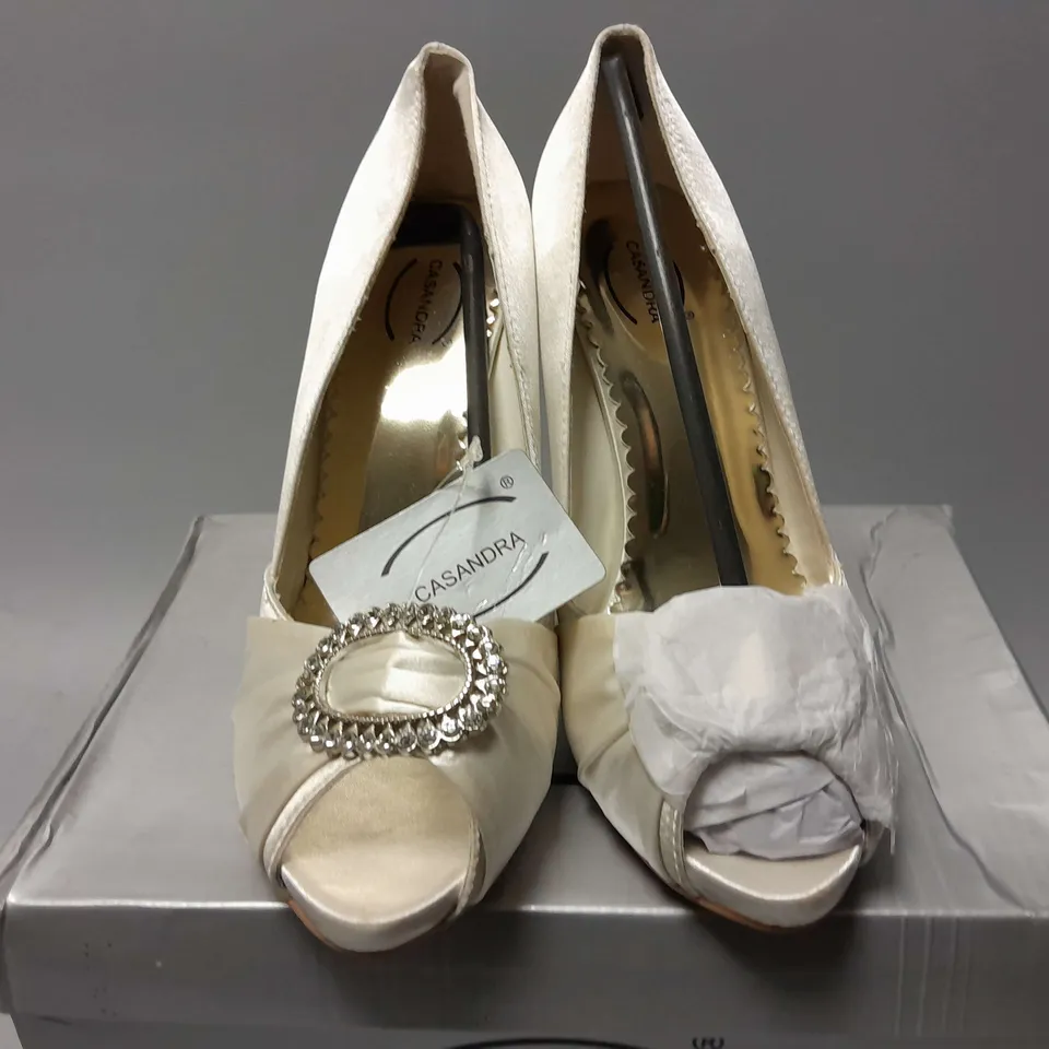 12 BOXED CASANDRA OPEN TOE HEELS IN IVORY IN VARIOUS SIZES